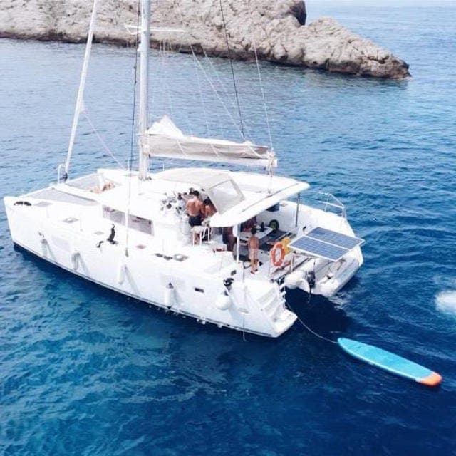 Catamarán Sol de Mayo amarrado en la Marina Real Juan Carlos I